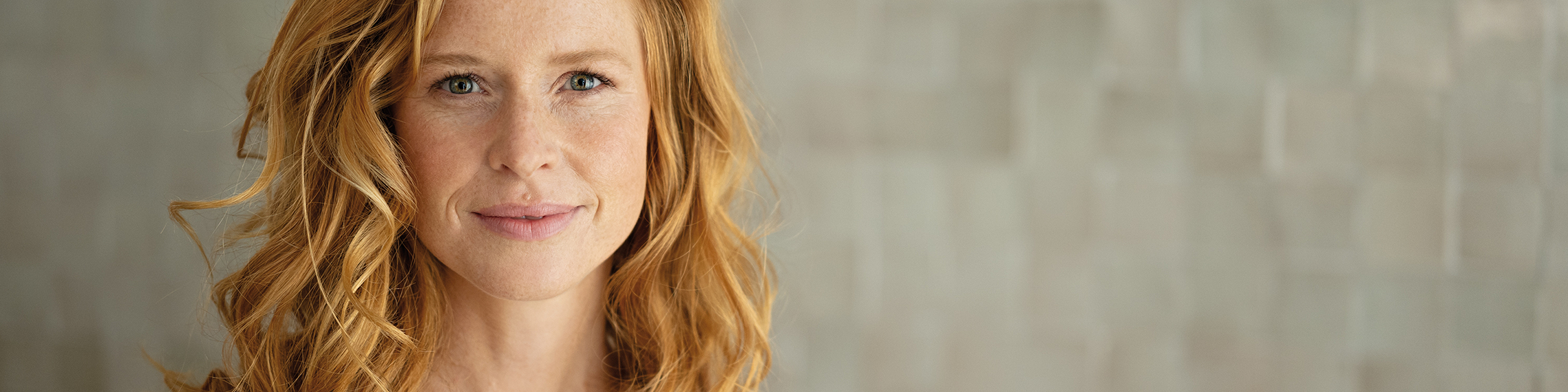 Article main banner - Close-up of red-haired woman